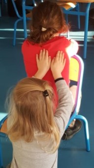 Enfants massant leurs camarades au MISP
