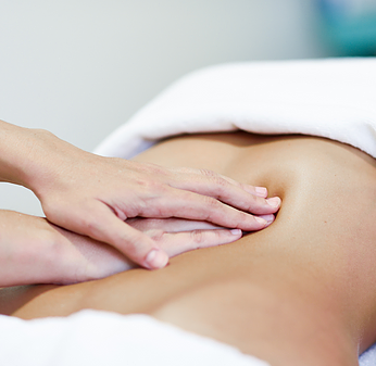 Détente abdominale avec le massage Sarasvati